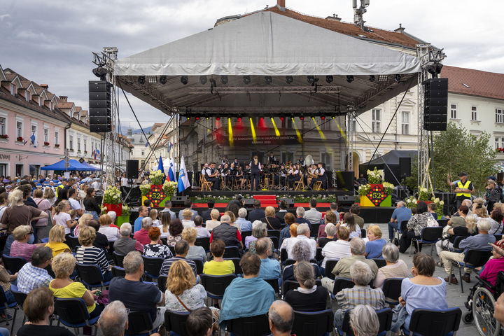 Danes je Kamnik odel praznične barve 52. Dnevov narodnih noš in oblačilne dediščine