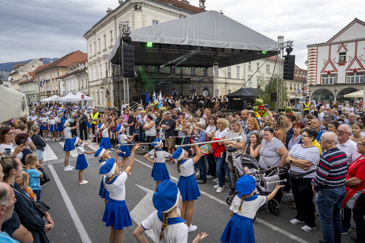 Danes je Kamnik odel praznične barve 52. Dnevov narodnih noš in oblačilne dediščine