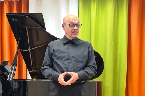 Kratko popotovanje s samospevi ob spremljavi kitare skozi različna glasbena obdobja, koncert
