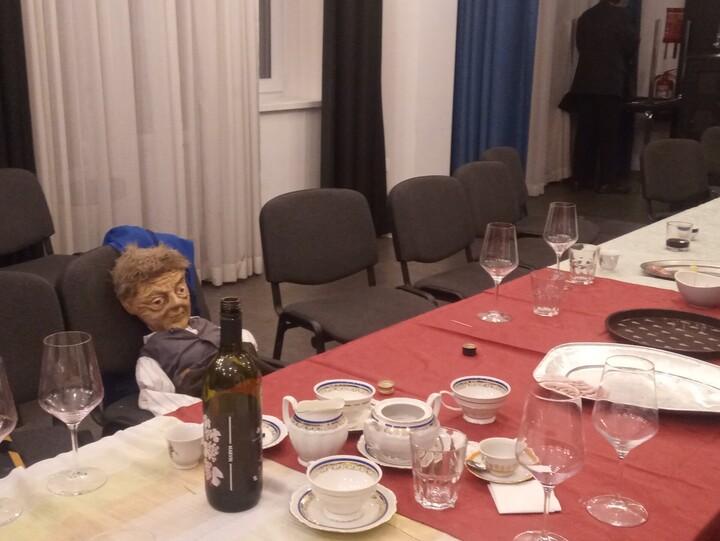 Recenzija predstave Kdo je okužil dedka?