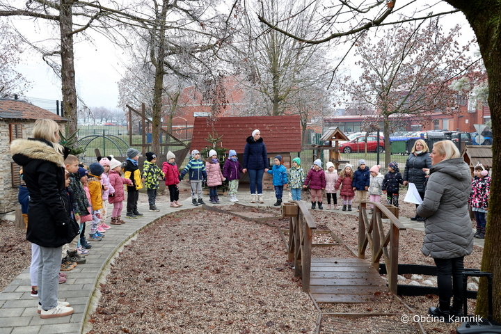 Nova panelna ograja za večjo varnost in lepši videz igrišča vrtca Pestrna