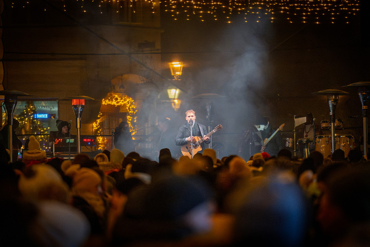Romantičen začetek prednovoletnih koncertov v Pravljičnem Kamniku z Žanom Serčičem