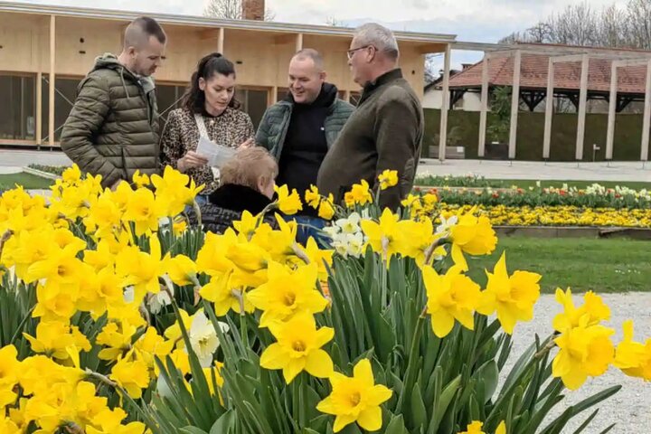Sprehodi z Modro palico za dobro počutje in spomin
