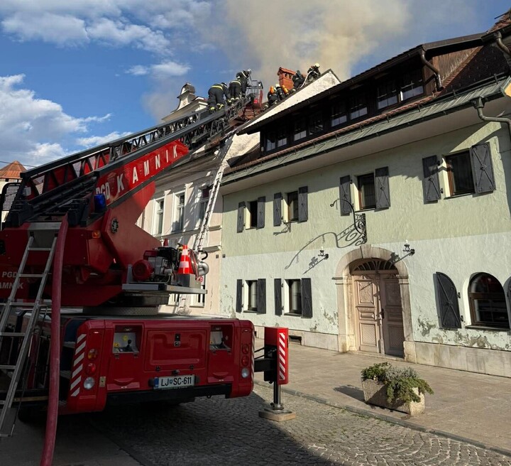 Zgorelo stanovanje na Šutni. Kamnik zbira pomoč