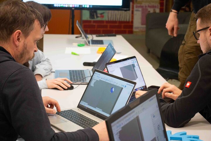 Delavnica 3D tiska in dela z laserskim rezalnikom / za mlade