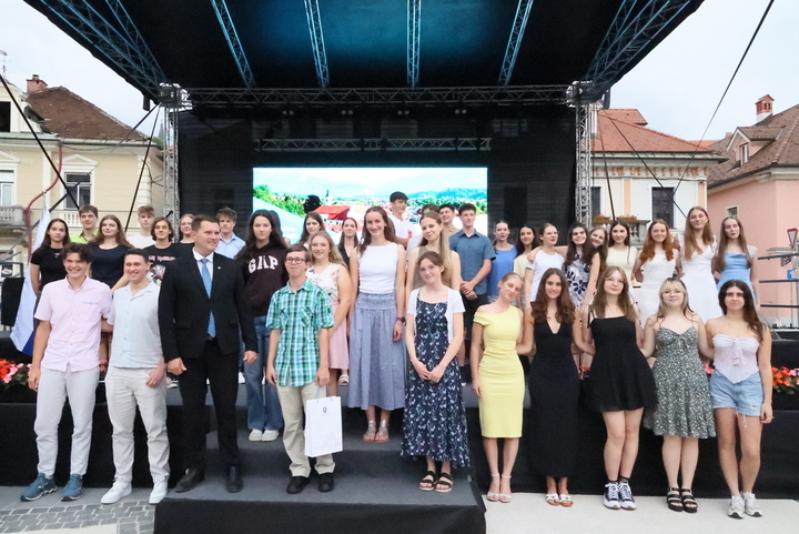 Poklon mladim uspehom: župan podelil priznanja najboljšim