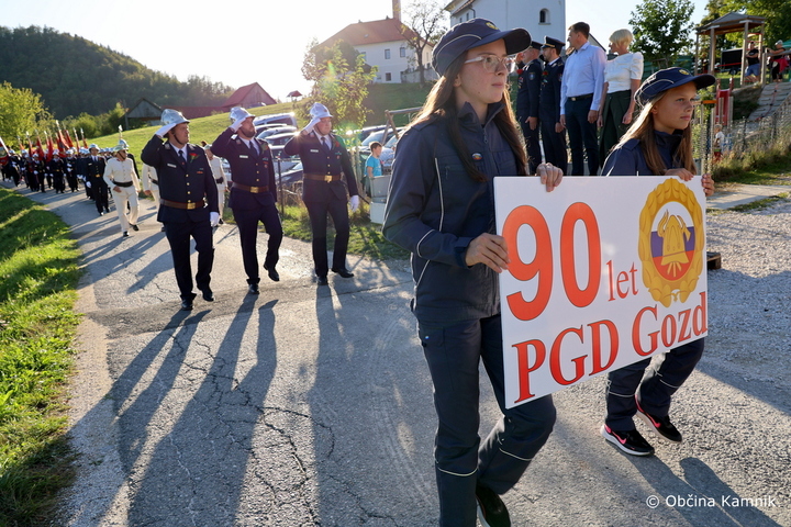 VIDEO: PGD Gozd praznovalo 90 let in prevzelo novo gasilsko vozilo