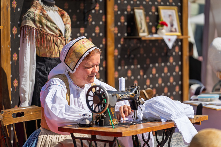 53. Dnevi narodnih noš: sobota v znamenju domače obrti, folklore, zgodb in glasbe