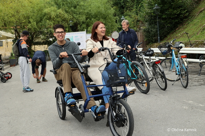 PARK(irišče) Veronika danes postaja igrišče, plesni oder in kolesarski servis